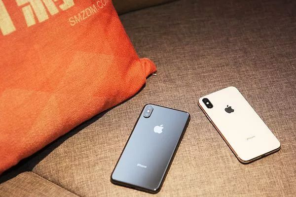 iPhoneXS　MaxとiPhoneXの背面比較