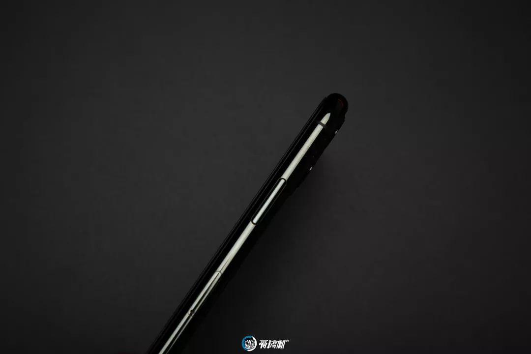 iPhone11　Pro　Max　フレームデザイン③