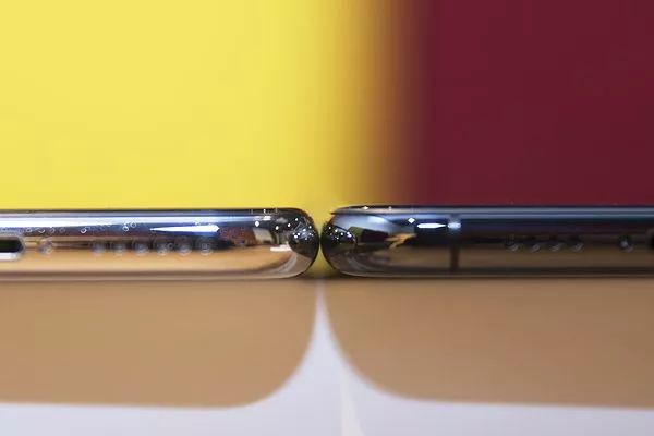 iPhoneXS　MaxとiPhoneXの厚さの比較