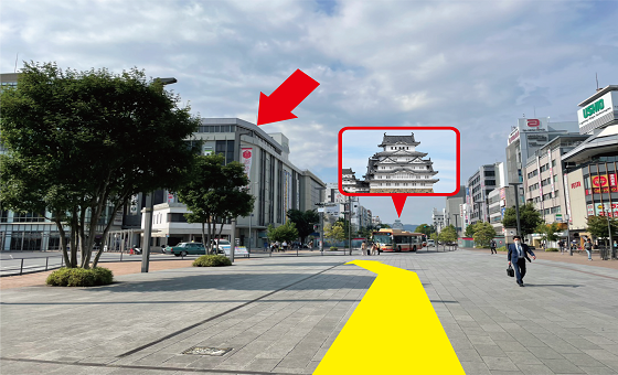正面に姫路城を見て、左側のビルが山陽百貨店です。