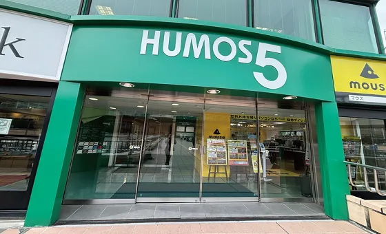 HUMOS5の入口に入ってエレベーターがある所まで直進します。