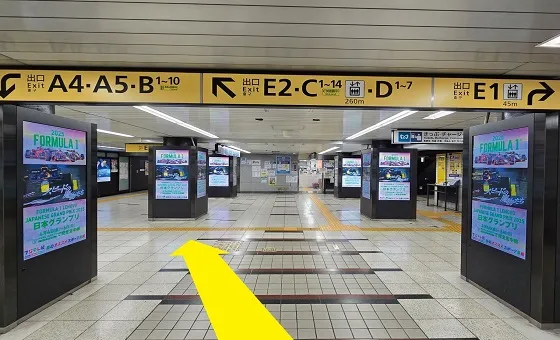 東京メトロ丸の内線サンケイ前交差点方面改札からご案内します。 改札を出たら「E2」の看板案内に沿って左方向に進みます。
