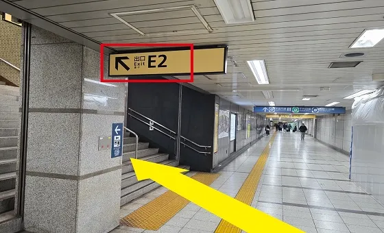 「E2」の案内が出てきますので左階段を上ります。