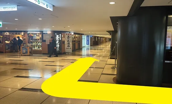 階段を上ったら右に曲がります。