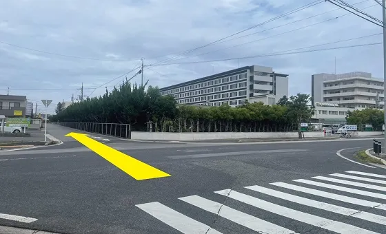 右側に見えるのが労災病院です。労災病院の左の細道に入っていきます。