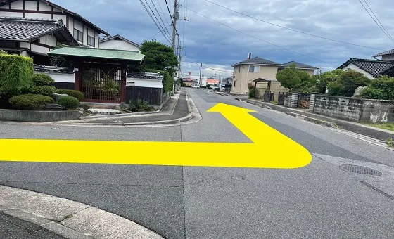 突き当たりを左折します。