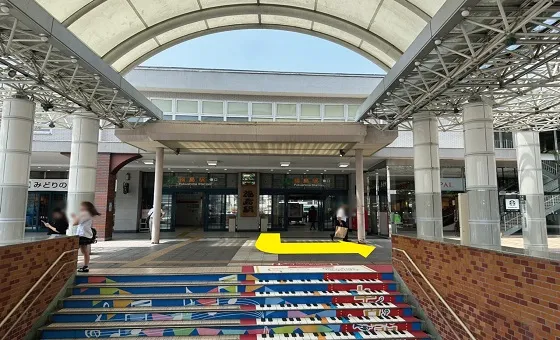 福島駅「東口」改札を出て左折します。