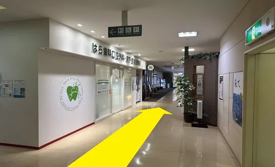 エレベーターを出て直進します。