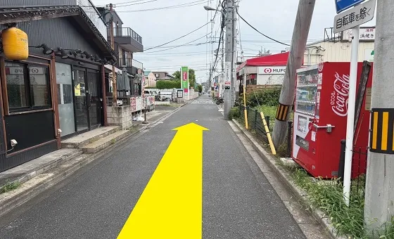 出てすぐ左の横断歩道を渡りすぐ右の小道に（一方通行）入ります。