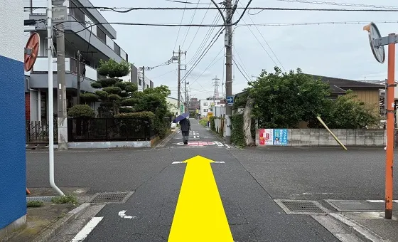 突き当たりまで直進します。