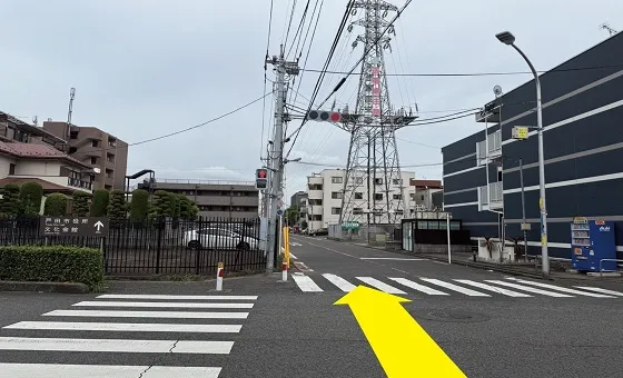 突き当たりのT字路に出たらすぐ右の信号もまっすぐ渡り直進します。