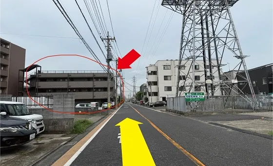100メートルくらい歩いたら左側にあります。