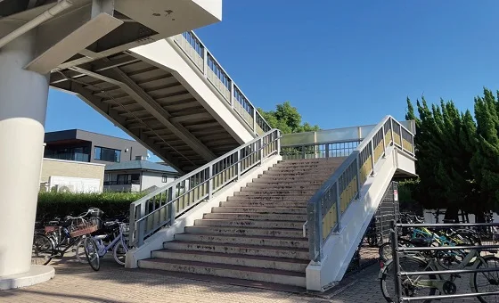 階段を登っていきます。