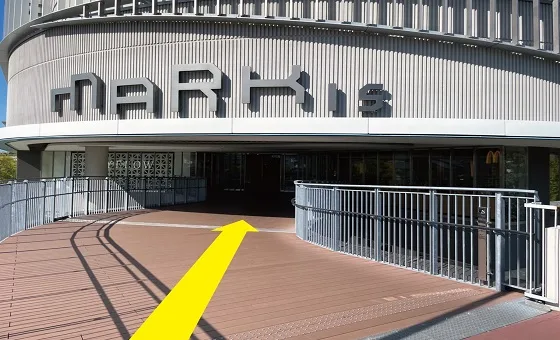 正面にマークイズ福岡ももち店の入口がございます。